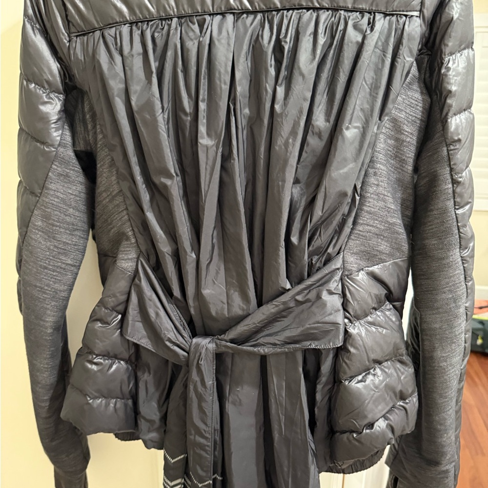 Lululemon Athletica Gray Puffer Jacket with Quilted Design